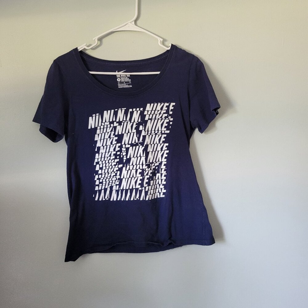 Nike Tee Shirt Women's Medium Navy Blue White Nike Graphics Athletic Cut T-Shirt